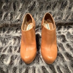 Steve Madden: women’s 8.5 leather boots
